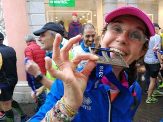 La felicità di Moira Eva Bonetto al termine della Garda Half Marathon, conclusa con il record personale sulla distanza