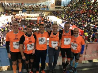 Sei aranciovestiti partecipanti alla Maratona di Reggio Emilia