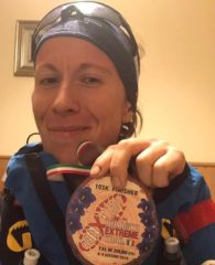 Federica Menti con la medaglia di finisher della DXT 2019